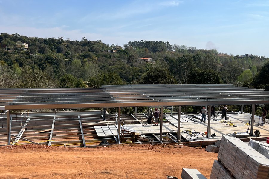 Obra de steel frame residencial com parafuso de ancoragem no Brasil