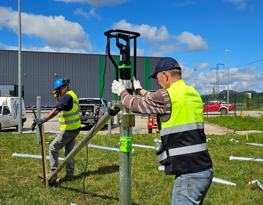 Instalação de parafuso de ancoragem com driver elétrico — obra Canada House Chile